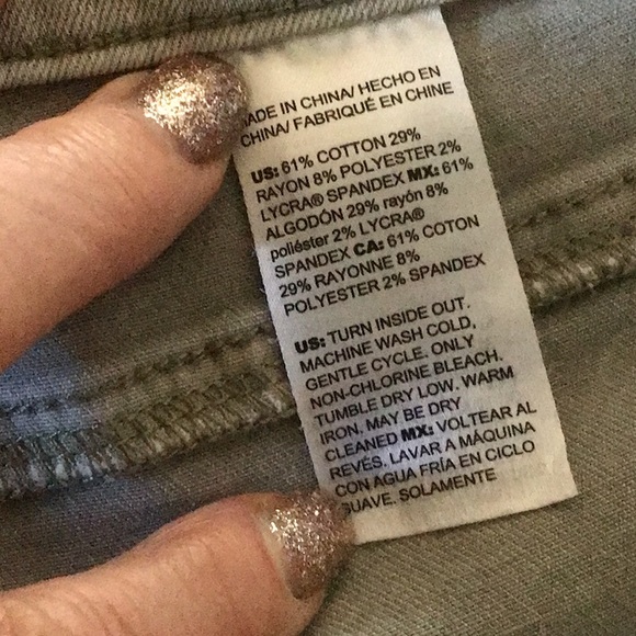 Chicos so Slimming Girlfriend Crop Pants - Picture 3 of 3